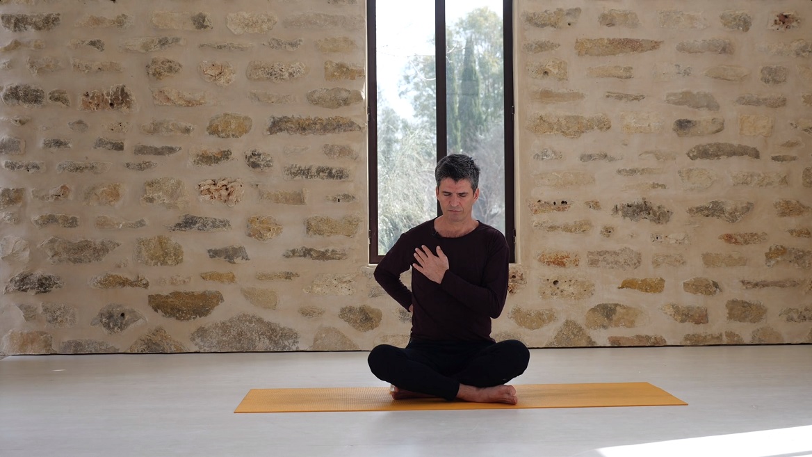 להתחבר מחדש לנשימה עם אימון פראניאמה- 6 נשימה לשני צידי הגוף